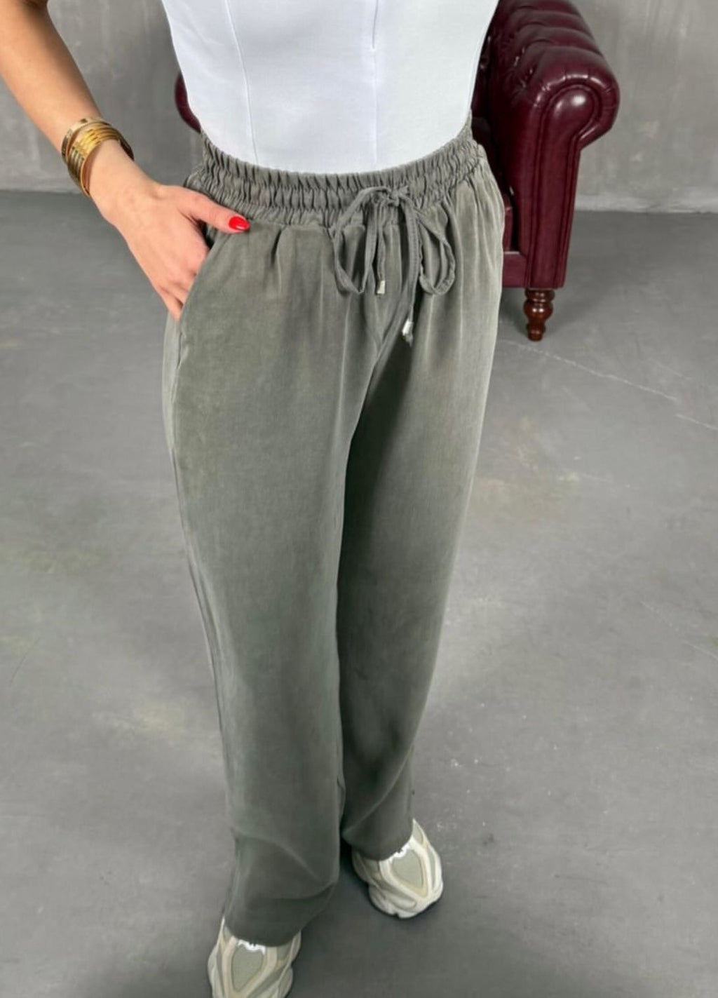 Paça yırtmaç detaylı pantolon