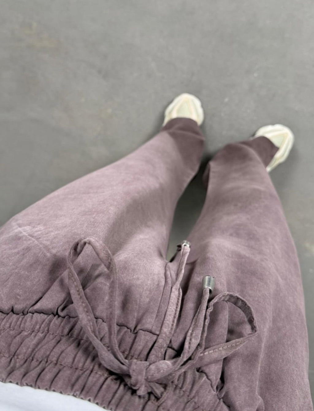 Paça yırtmaç detaylı pantolon